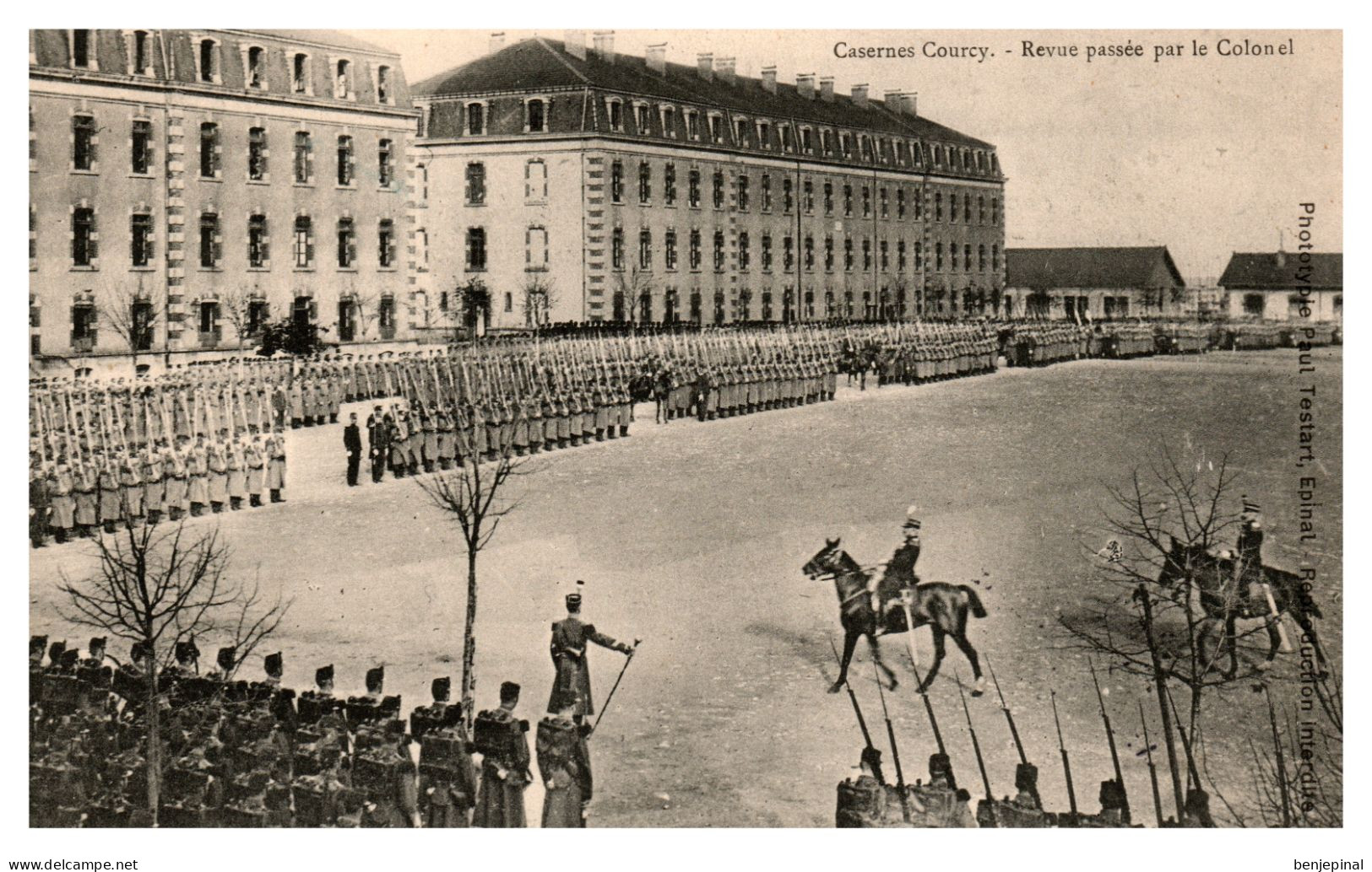 Epinal - Casernes Courcy - Revue Passée Par Le Colonel (vue 2) - Epinal