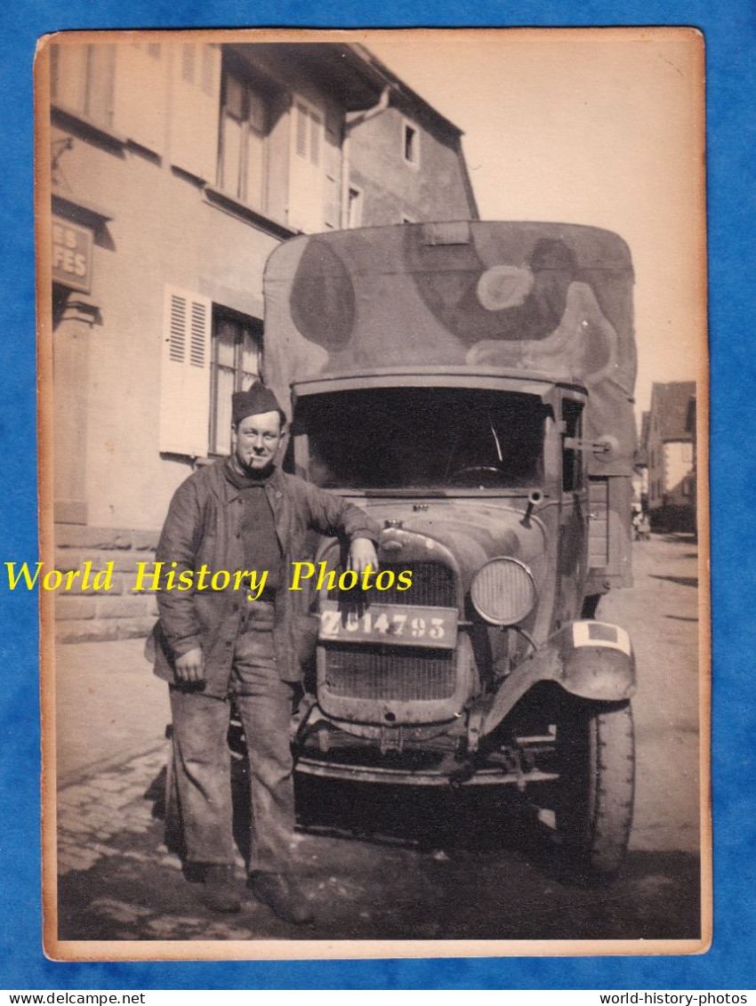 Photo Ancienne - Beau Portrait D'un Soldat Français Devant Son Camion Militaire - 1939 / 1940 - Camouflage Insigne Guerr - Krieg, Militär