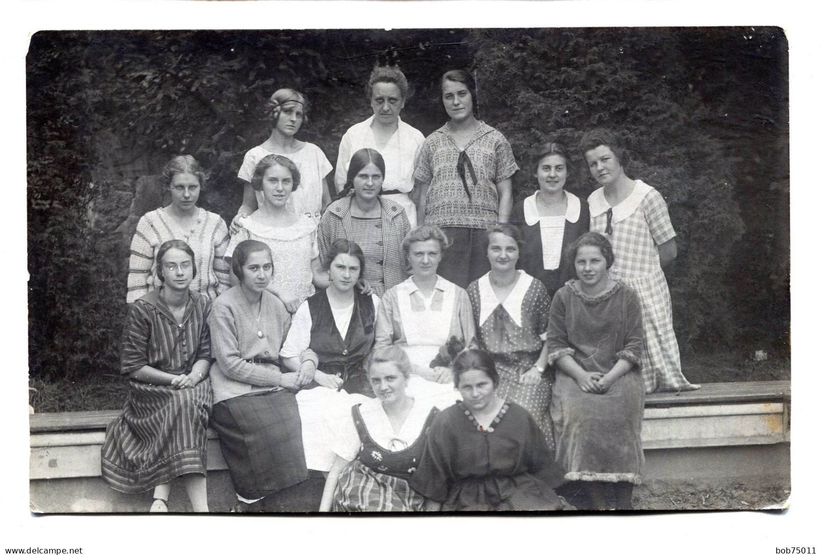 Carte Photo D'une Classe De Jeune Fille élégante Posant Sur Les Banc De Leurs école Vers 1925 - Personas Anónimos