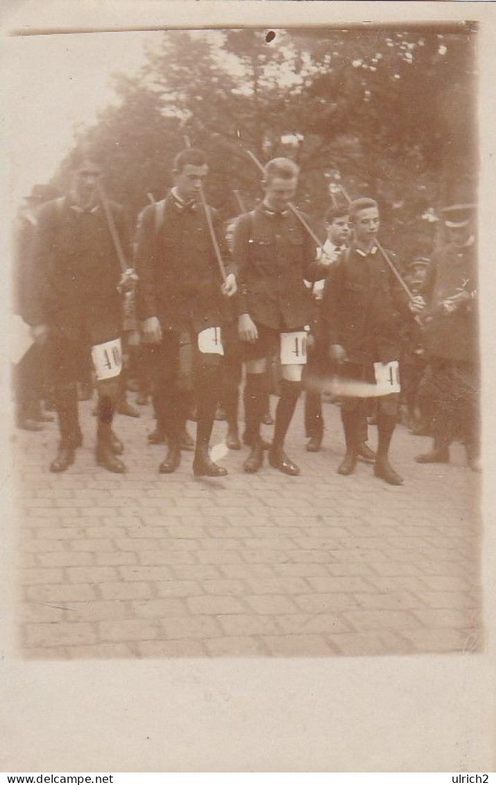 AK Foto Deutsche Soldaten Mit Startnummern - Armeegepäckmarsch 1915 (69058) - War 1914-18