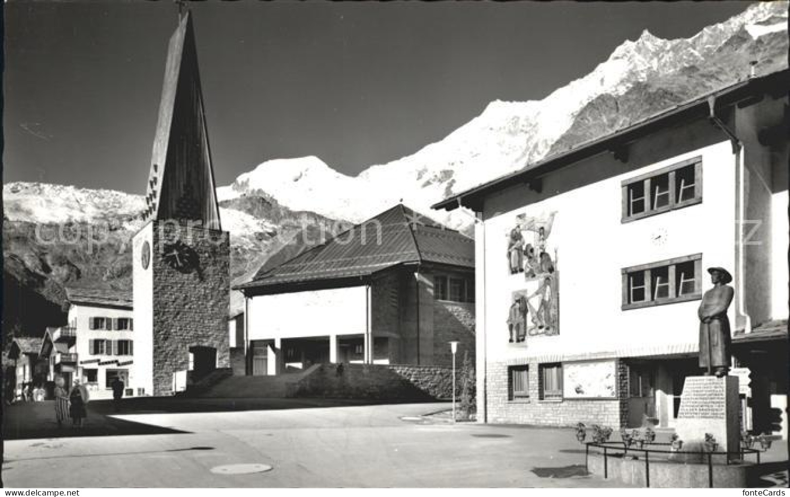 11990612 Saas-Fee Dorfplatz Kirche Gemeindehaus Fee Gletscher Alphubel Taeschhor - Other & Unclassified