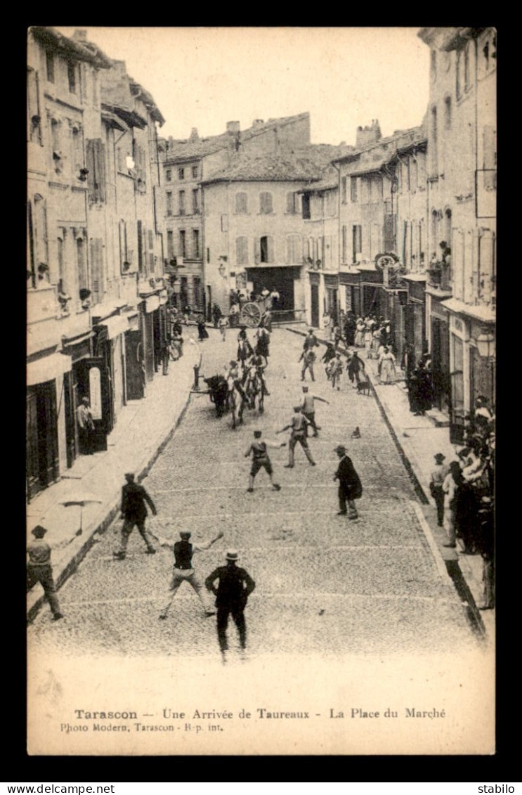 13 - TARASCON - UNE ARRIVEE DE TAUREAUX - LA PLACE DU MARCHE - Tarascon