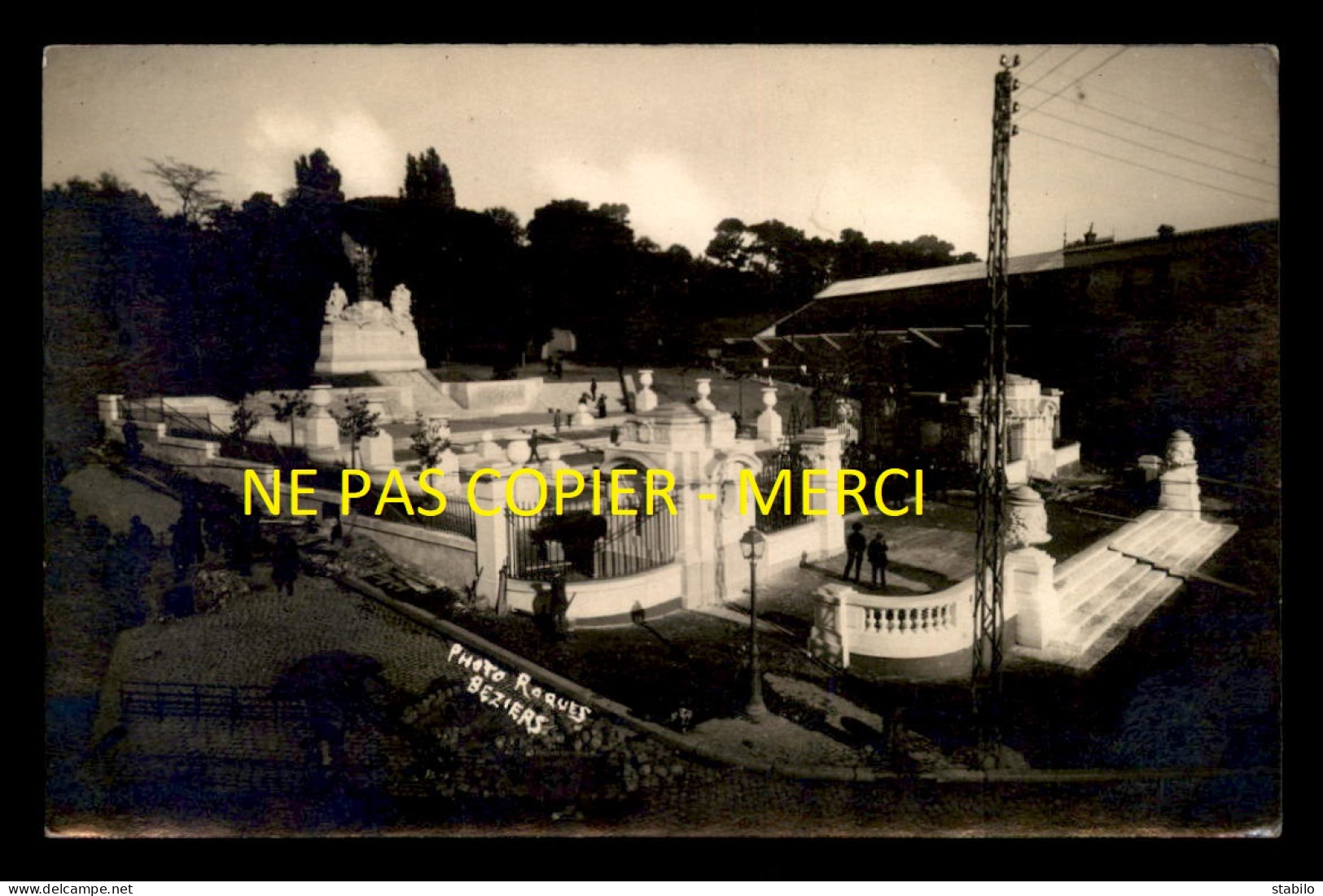 34 - BEZIERS - LE MONUMENT AUX MORTS - VUE GENERALE - PHOTO ROQUES - CARTE PHOTO ORIGINALE - Beziers