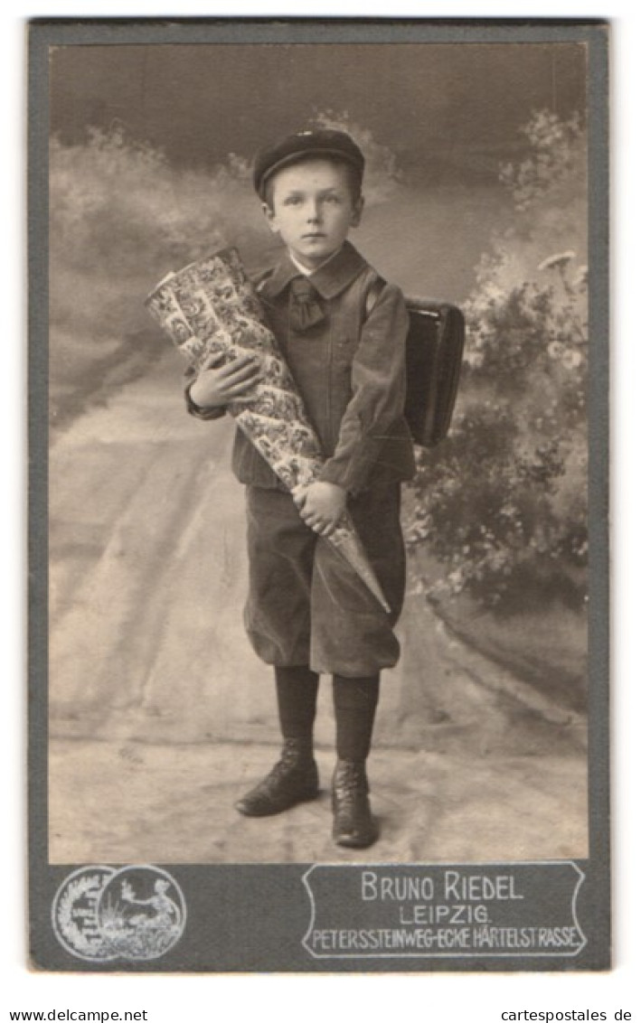 Fotografie Bruno Riedel, Leipzig, Petersteinweg, Portrait Knabe Im Cordanzug Mit Schulranzen Und Zuckertüte  - Anonieme Personen