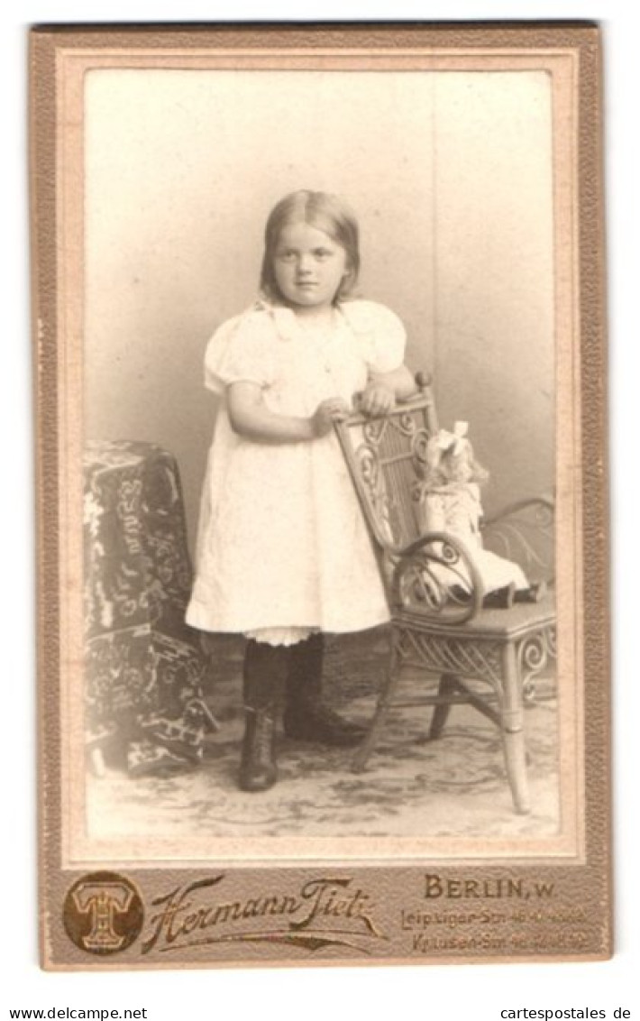Fotografie Hermann Tietz, Berlin, Liepziger Str. 46, Portrait Niedliches Mädchen Im Weissen Kleid Mit Puppe Auf Dem S  - Anonieme Personen