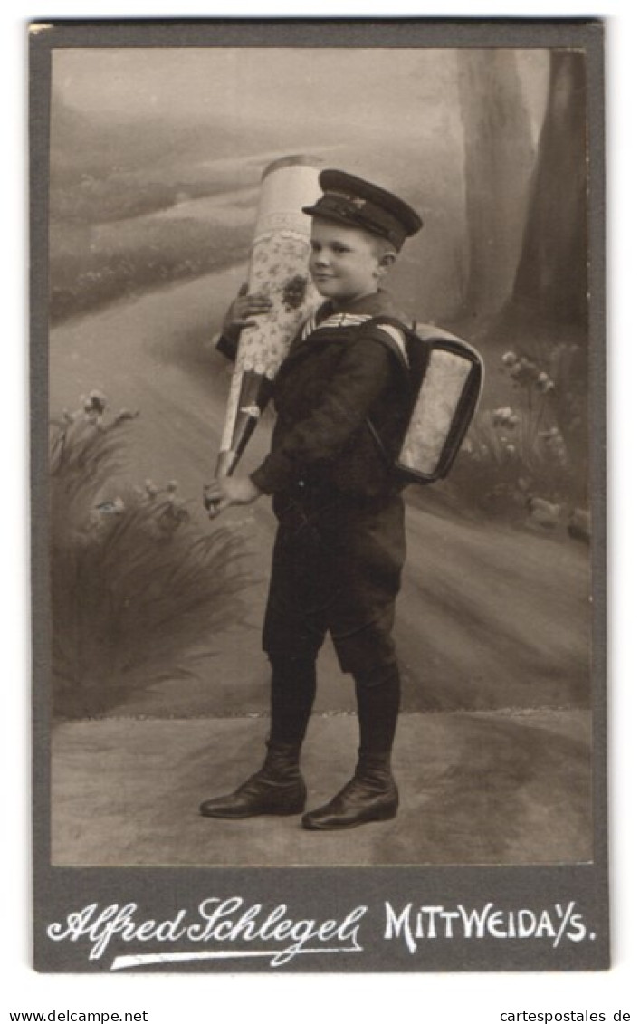 Fotografie Alfred Schlegel, Mittweida I. S., Portrait Niedliche Knabe In Schuluniform Mit Grosser Zuckertüte Und Ranz  - Anonieme Personen