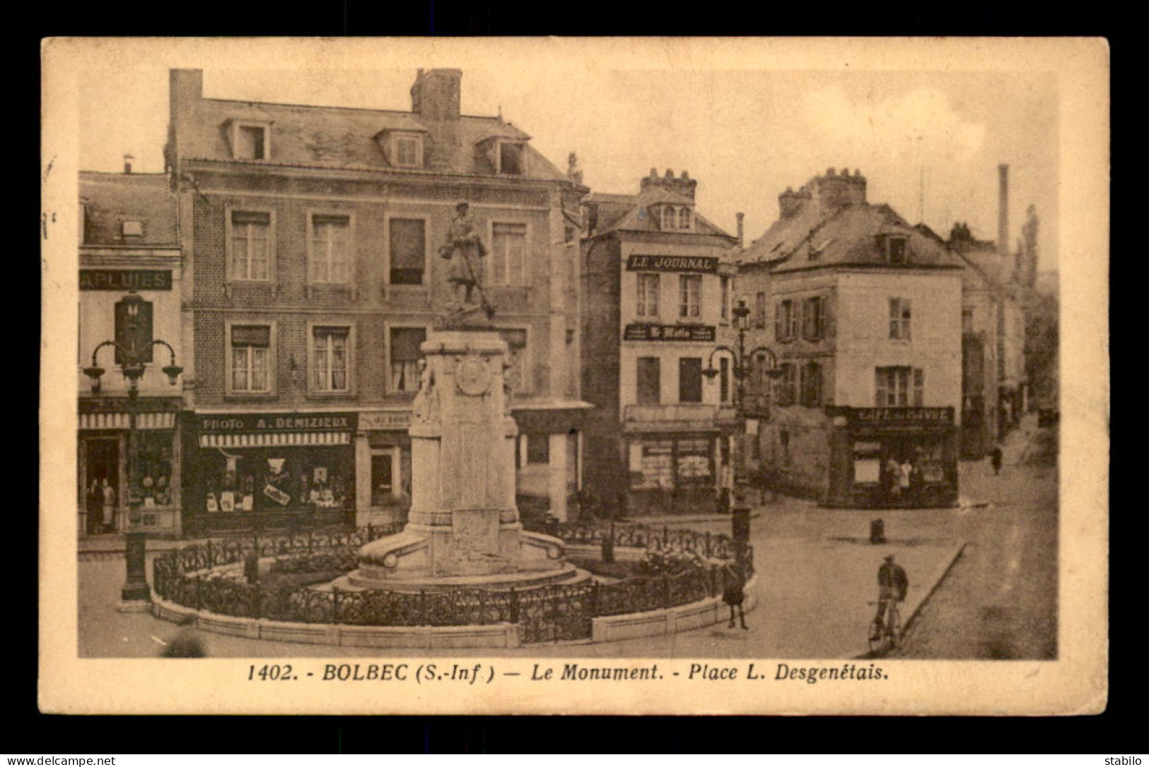 76 - BOLBEC - LE MONUMENT PLACE L. DESGENETAIS - MAGASIN DE PHOTOS A. DEMIZIEUX - Bolbec