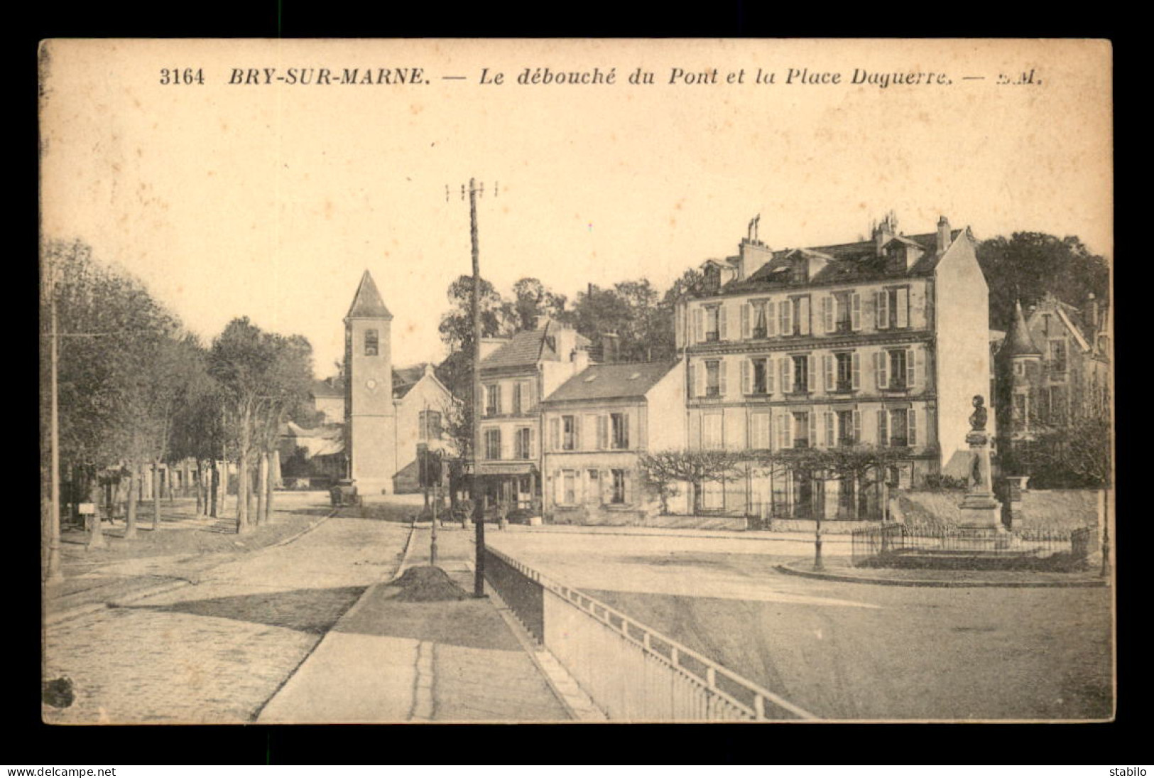 94 - BRY-SUR-MARNE - LE DEBOUCHE DU PONT ET LA PLACE DAGUERRE - Bry Sur Marne