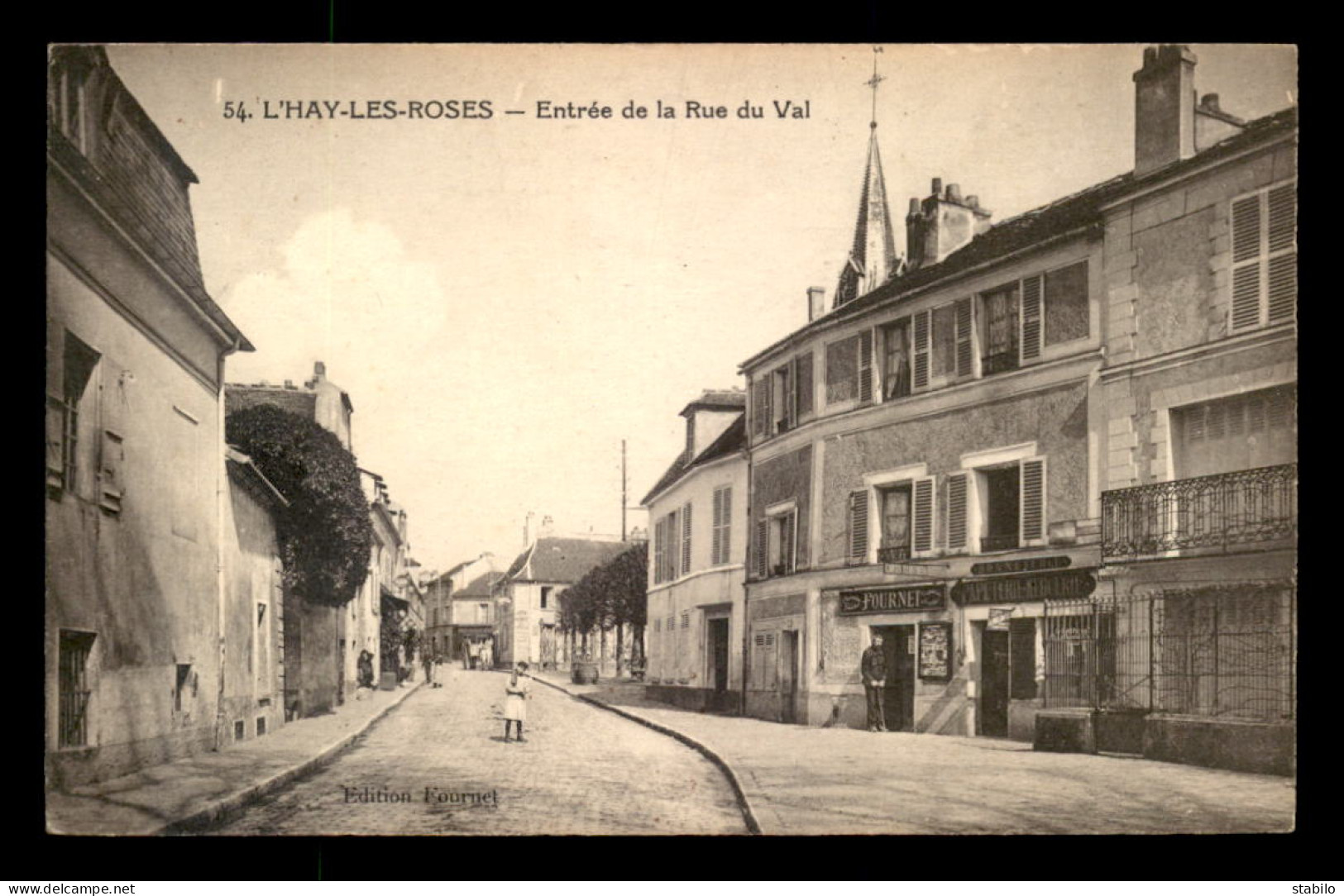 94 - L'HAY-LES-ROSES - ENTREE DE LA RUE DU VAL - MAGASIN FOURNET CARTES POSTALES ILLUSTREES - PAPETERIE-MERCERIE - L'Hay Les Roses