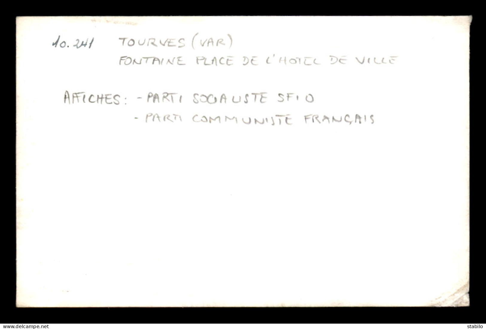 TOURVES (VAR) - FONTAINE PLACE DE L'HOTEL DE VILLE - AFFICHES : PARTI SOCIALISTE SFIO - PARTI COMMUNISTE - FORMAT 9X14  - Orte