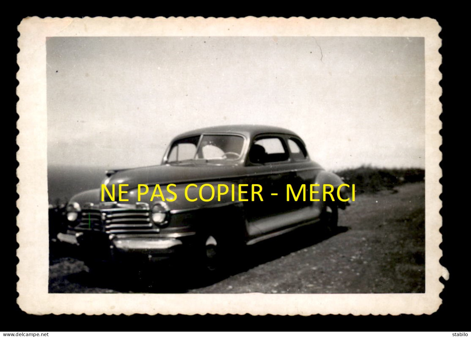 AUTOMOBILE AMERICAINE - PLYMOUTH COUPE 1942 - BORDS DU PACIFIQUE MAI 1951 - 2 PHOTOS FORMATS 13 X 9 CM - Cars
