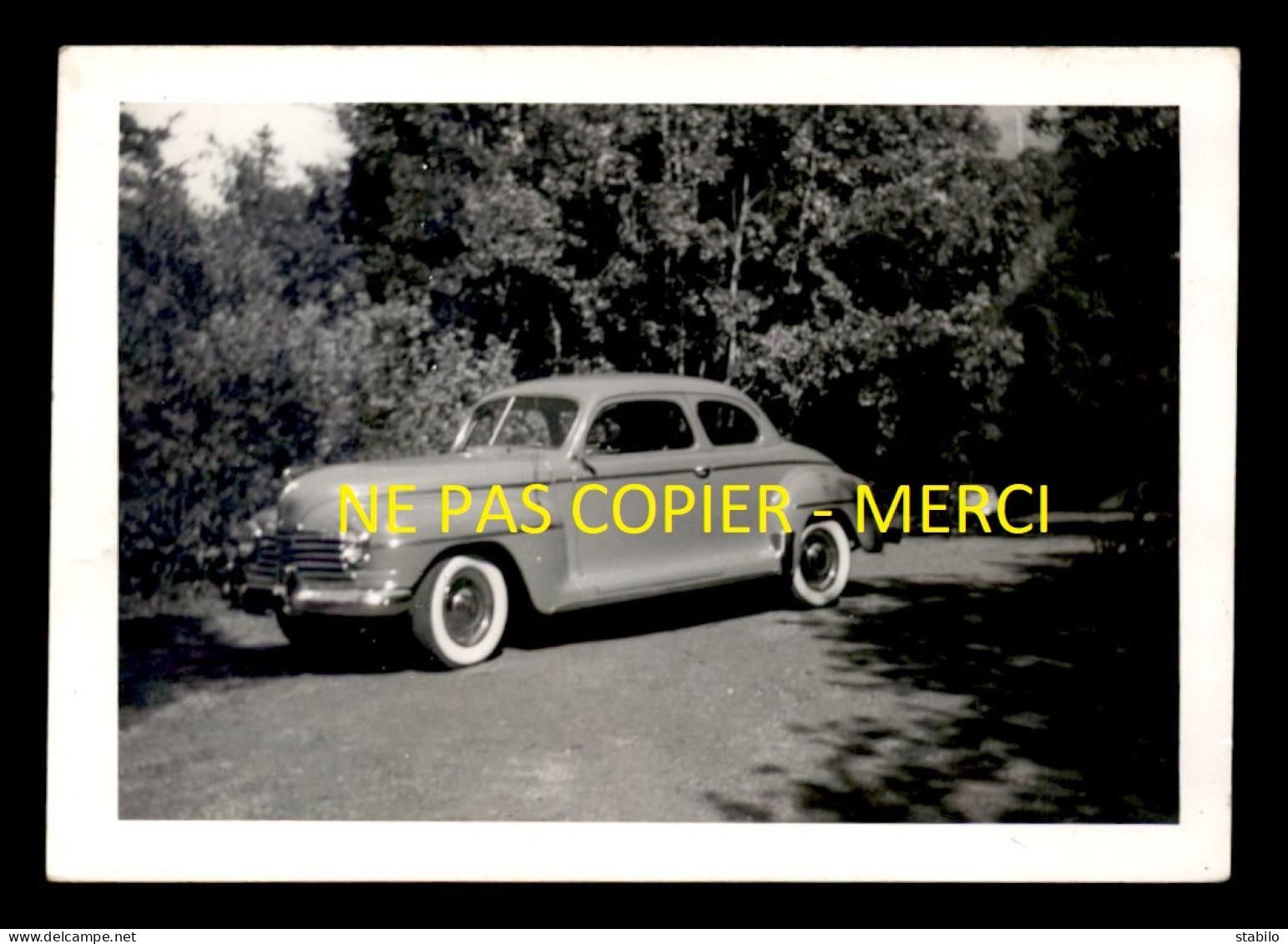 AUTOMOBILE AMERICAINE - PLYMOUTH COUPE 1942 - BORDS DU PACIFIQUE MAI 1951 - 2 PHOTOS FORMATS 13 X 9 CM - Automobiles