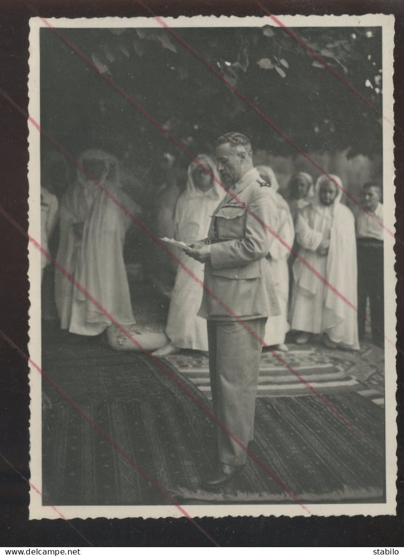 MAROC - FES -  ARRIVEE DU GENERAL LAPARAT - LE DISCOURS - 1946 - FORMAT 17.5 X 12.5 CM - Lieux