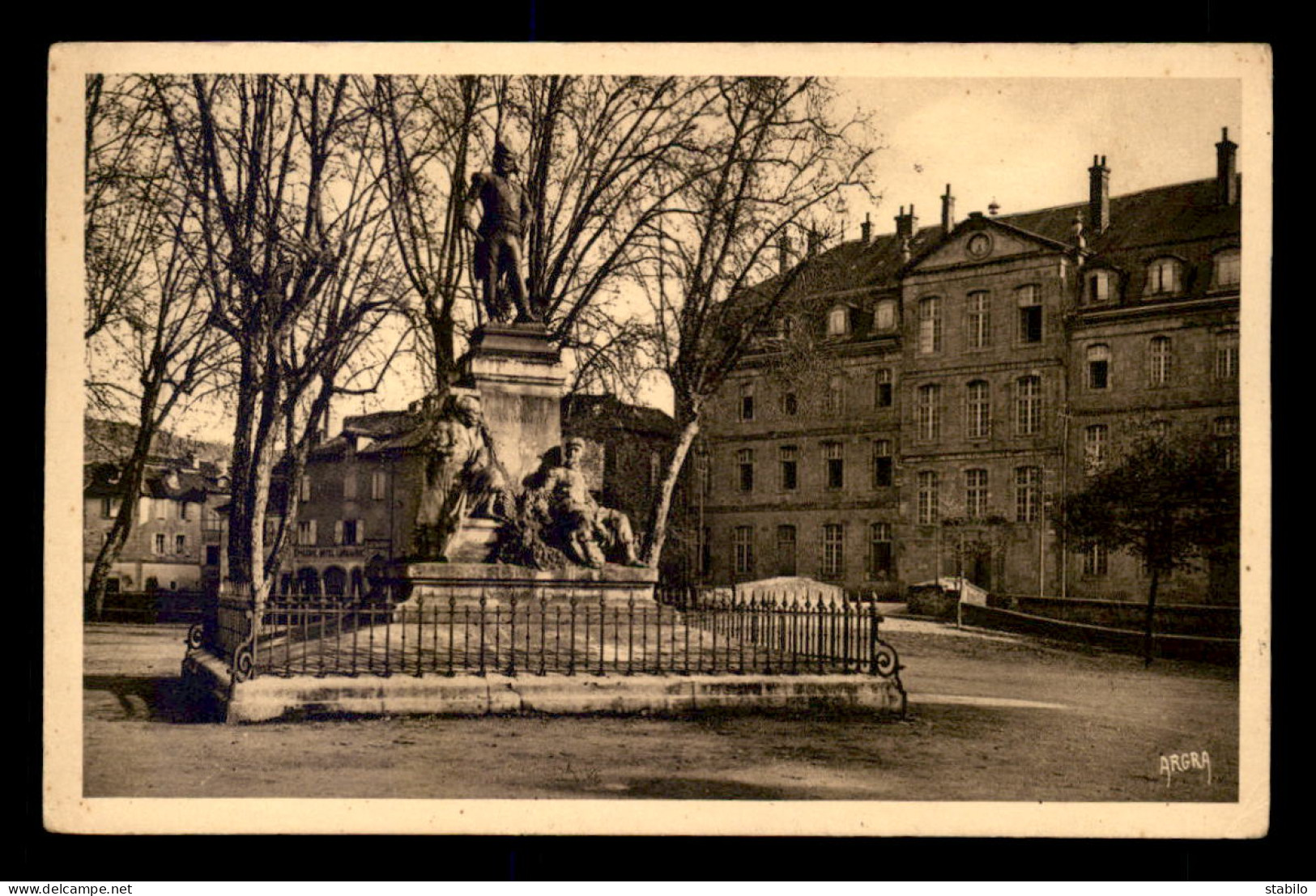 46 - SAINT-CERE - MONUMENT CANROBERT - Saint-Céré