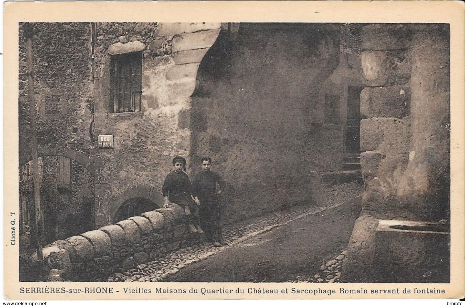 SERRIÈRES-sur-RHONE -  Vieilles Maisons Du Quartier Du Château Et Sarcophage Romain Servant De Fontaine - Serrières