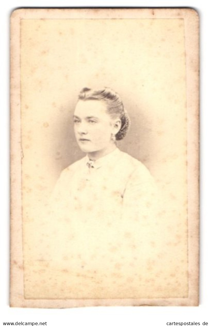 Fotografie Herm. Scharff, Hamburg-Altona, Portrait Junge Blonde Frau Im Weissen Kleid  - Anonymous Persons