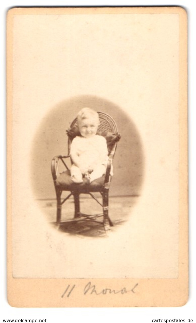 Fotografie E. Von Beguelin, Frankfurt A. O., Tuchmacherstr. 52, Portrait 11 Monates Altes Kind Im Weissen Kleid  - Anonymous Persons