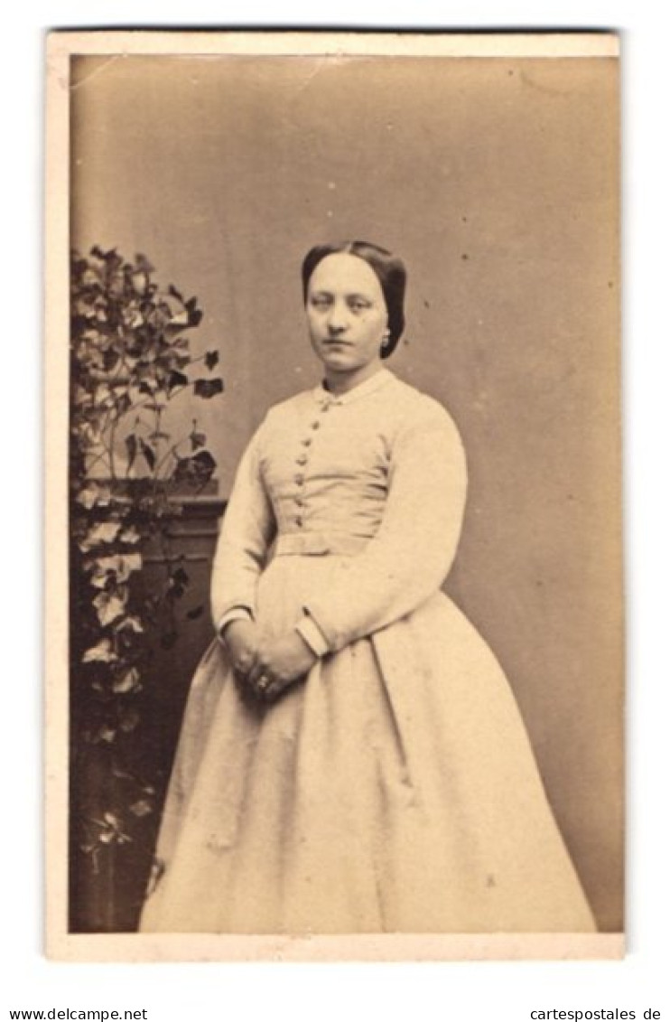 Fotografie Carl Linde, Lübeck, Breitestr. 787, Portrait Junge Frau Im Weissen Kleid Posiert Im Atelier  - Anonymous Persons