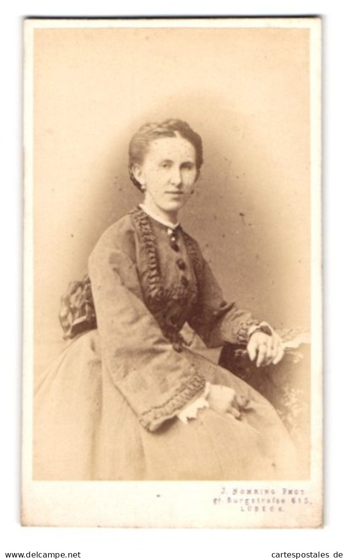 Fotografie J. Nöhring, Lübeck, Gr. Burgstr. 615, Portrait Junge Frau Im Biedermeierkleid, 1871  - Anonymous Persons
