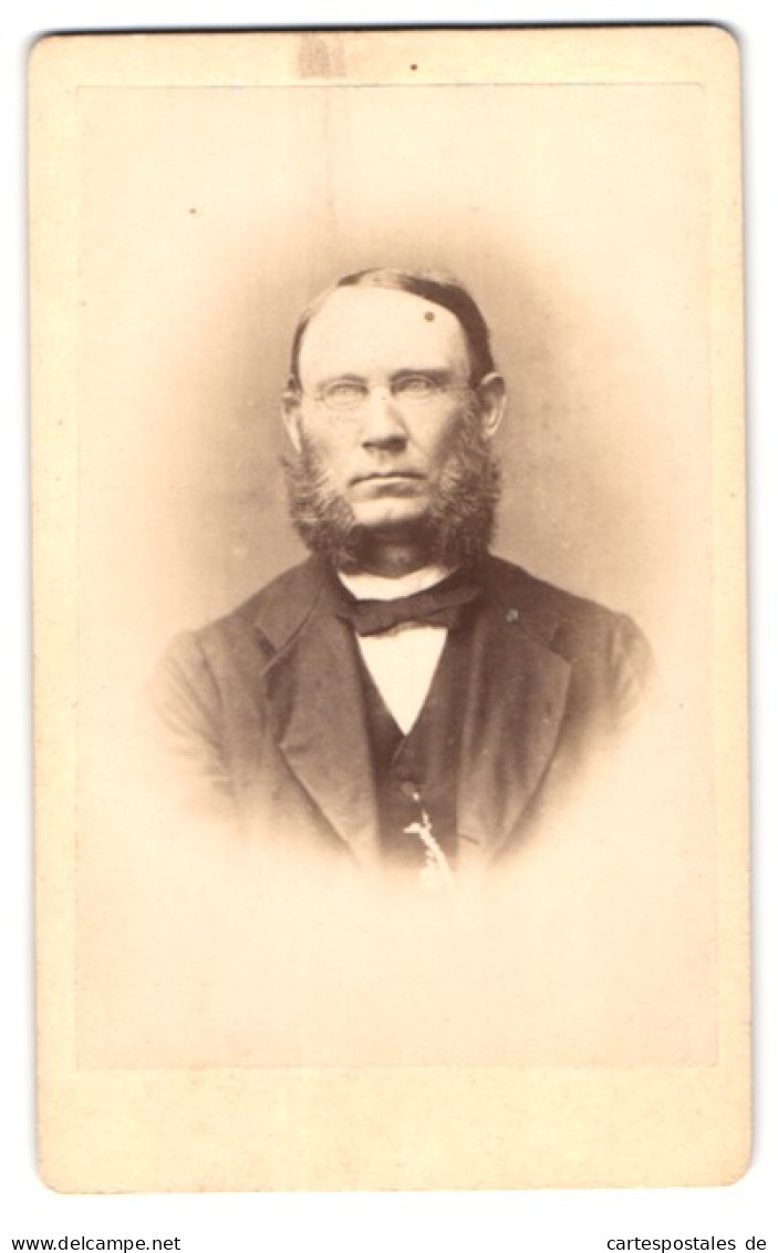 Fotografie C. S. V. Bomsdorf, Neubrandenburg, Treptowerstr., Portrait Herr Im Anzug Mit Buschigem Backenbart  - Anonymous Persons