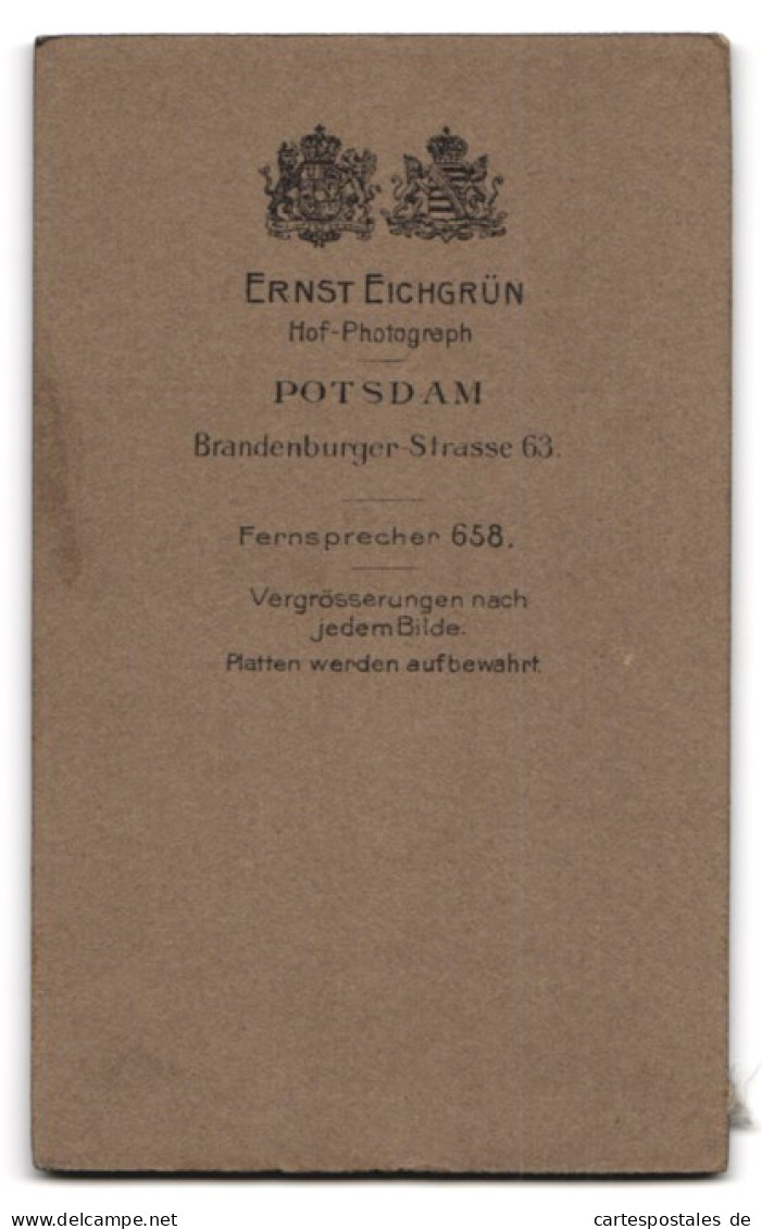 Fotografie Ernst Eichgrün, Potsdam, Brandenburgerstr. 63, Kind Im Karierten Kleid Lehnt Am Stuhl  - Persone Anonimi
