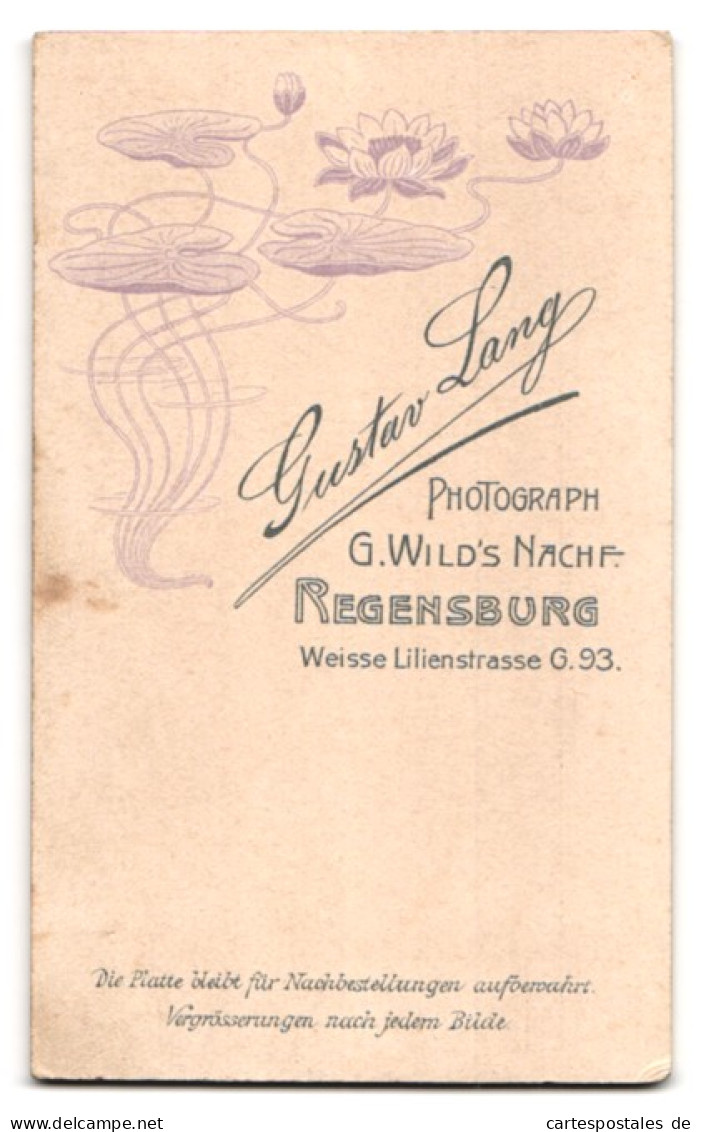 Fotografie Gustav Lang, Regensburg, Weisse Lilienstr. G. 93, Ältere Dame In Bestickter Bluse Mit Kopftuch  - Persone Anonimi