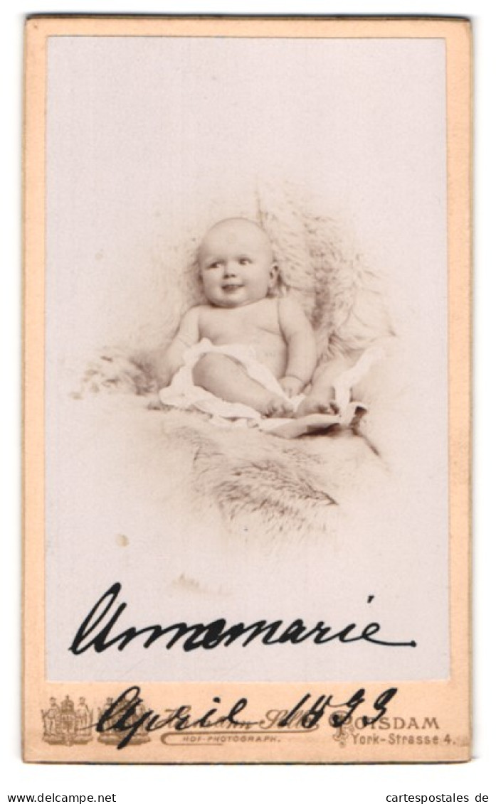 Fotografie Hermann Selle, Potsdam, York-Str. 4, Halbnacktes Kleinkind Liegt Auf Fell  - Persone Anonimi
