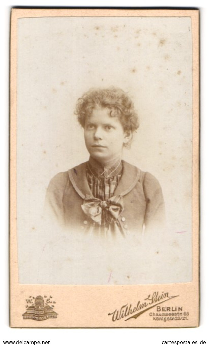 Fotografie Wilhelm Stein, Berlin, Chausseestr. 66, Königstr. 20-21, Junge Dame In Mdosicher Kleidung  - Anonymous Persons