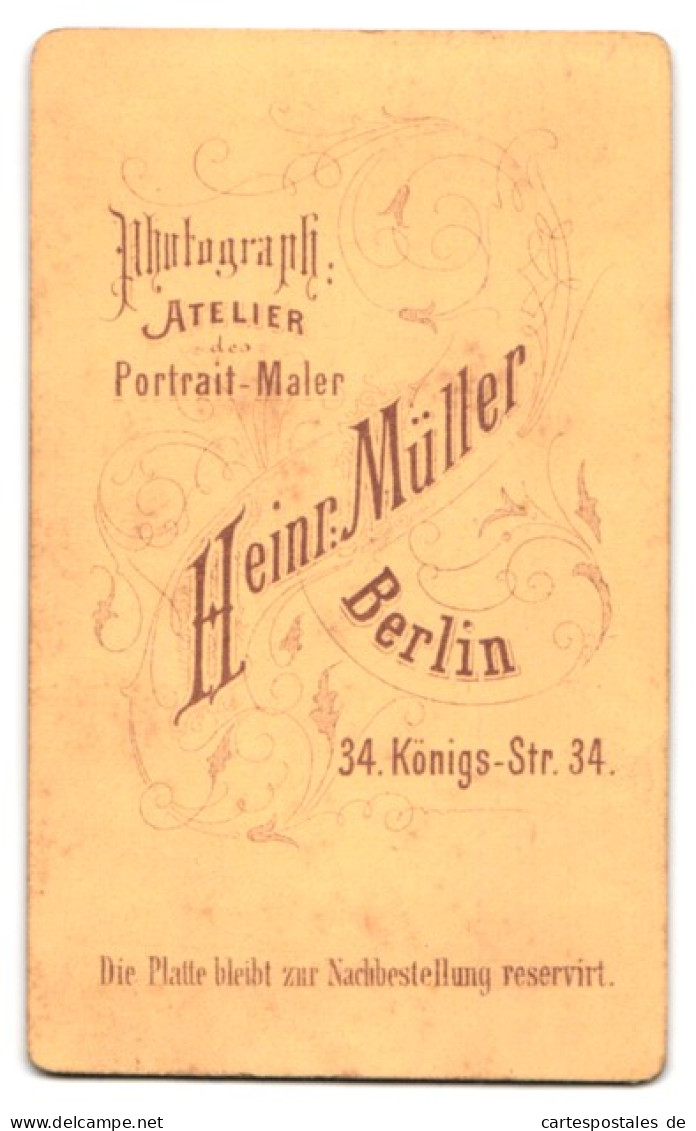 Fotografie Heinr. Müller, Berlin, Königs-Str. 34, Junger Herr Im Anzug Mit Fliege  - Persone Anonimi