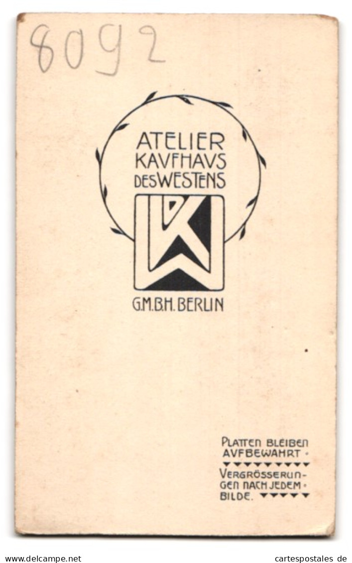Fotografie Atelier Kaufhaus Des Westens G. M. B. H., Berlin, Junger Herr Im Anzug Mit Krawatte  - Anonymous Persons