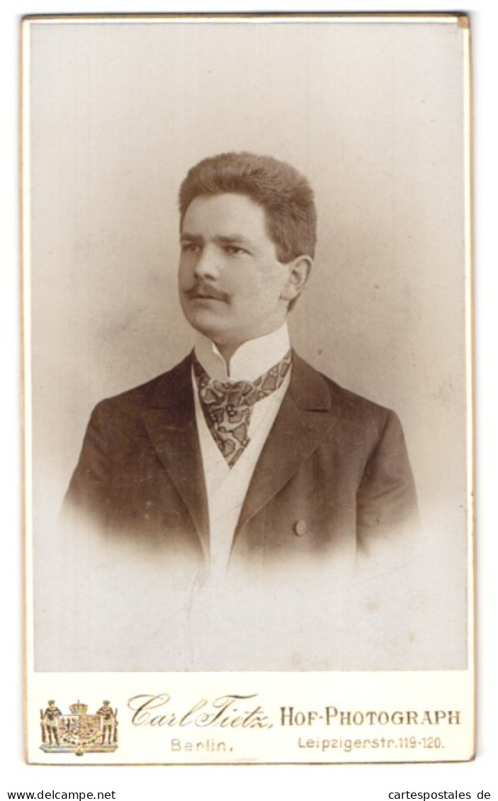 Fotografie Carl Tietz, Berlin, Leipzigerstr. 119-120, Modisch Gekleideter Herr Mit Oberlippenbart  - Anonymous Persons