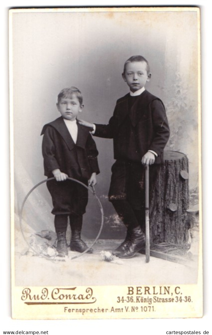 Fotografie Rud. Conrad, Berlin-C., König-Str. 34-36, Zwei Modisch Gekleidete Jungen Mit Reifen  - Persone Anonimi