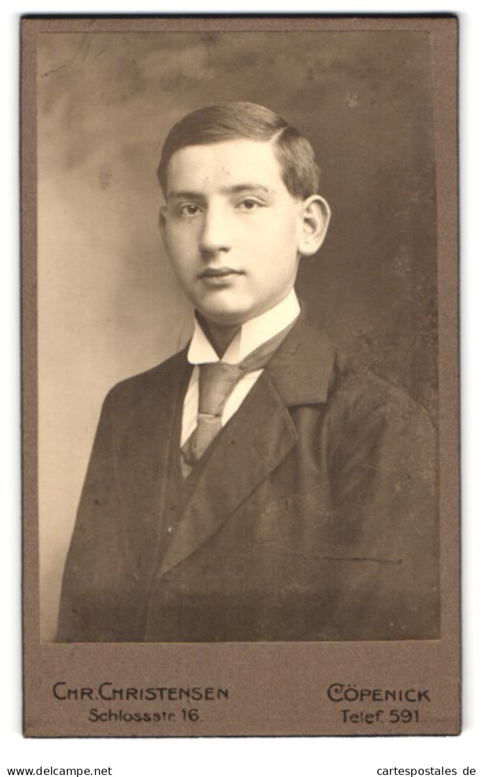 Fotografie Chr. Christensen, Berlin-Köpenick, Schlossstr. 16, Junger Mann Im Anzug Mit Krawatte  - Persone Anonimi