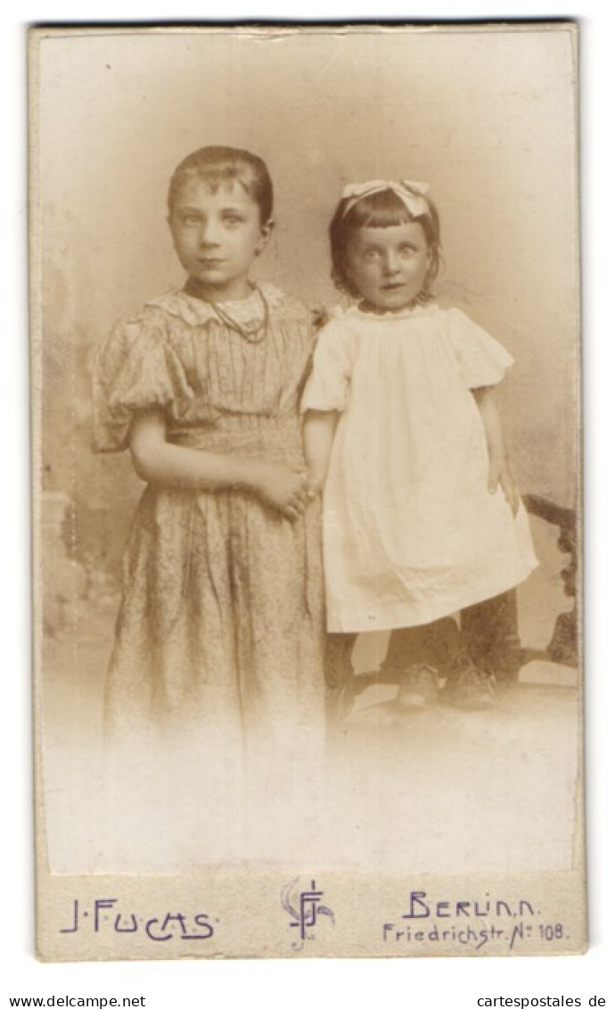 Fotografie J. Fuchs, Berlin-N., Friedrichstr. 108, Mädchen Im Kleid Mit Schwesterchen An Der Hand  - Persone Anonimi