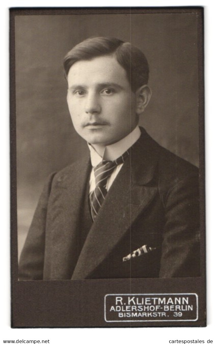 Fotografie R. Klietmann, Berlin-Adlershof, Bismarckstr. 39, Junger Herr Im Anzug Mit Krawatte  - Persone Anonimi