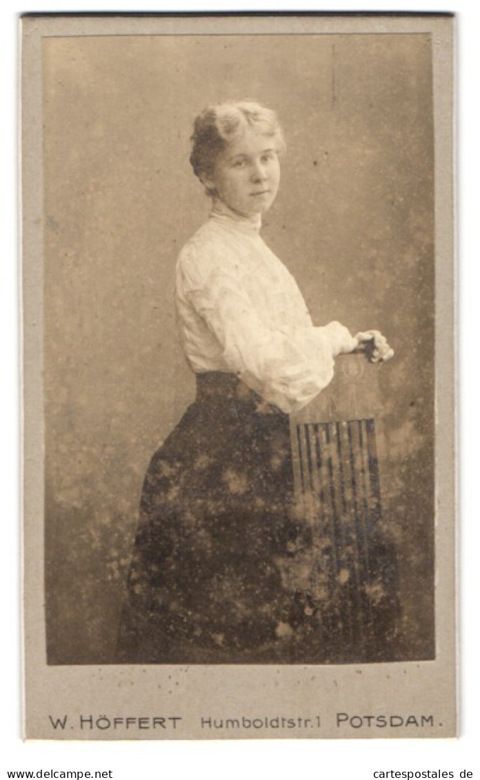 Fotografie W. Höffert, Potsdam, Humboldtstr. 1, Junge Dame In Weisser Bluse Und Rock  - Persone Anonimi