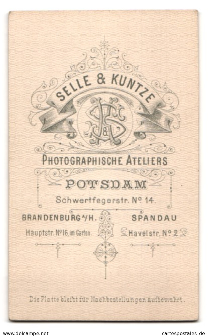 Fotografie Selle & Kuntze, Potsdam, Schwertfegerstr. 14, Kleines Kind Im Hübschen Kleid  - Persone Anonimi