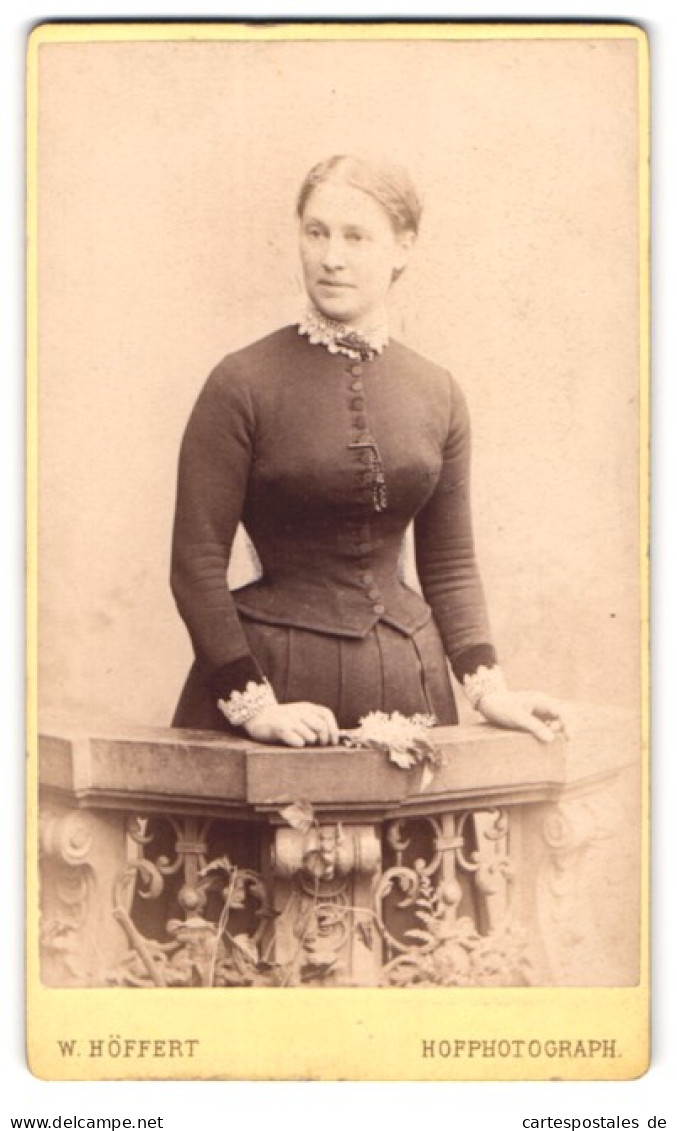 Fotografie W. Höffert, Dresden, See-Strasse 10, Anna Leitsch Im Taillierten Kleid  - Persone Anonimi