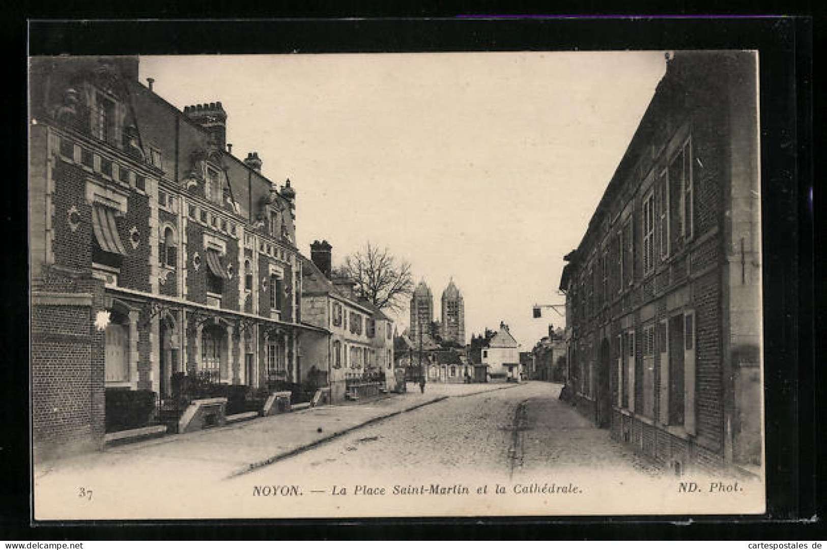 CPA Noyon, La Place Saint-Martin Et La Cathedrale  - Noyon