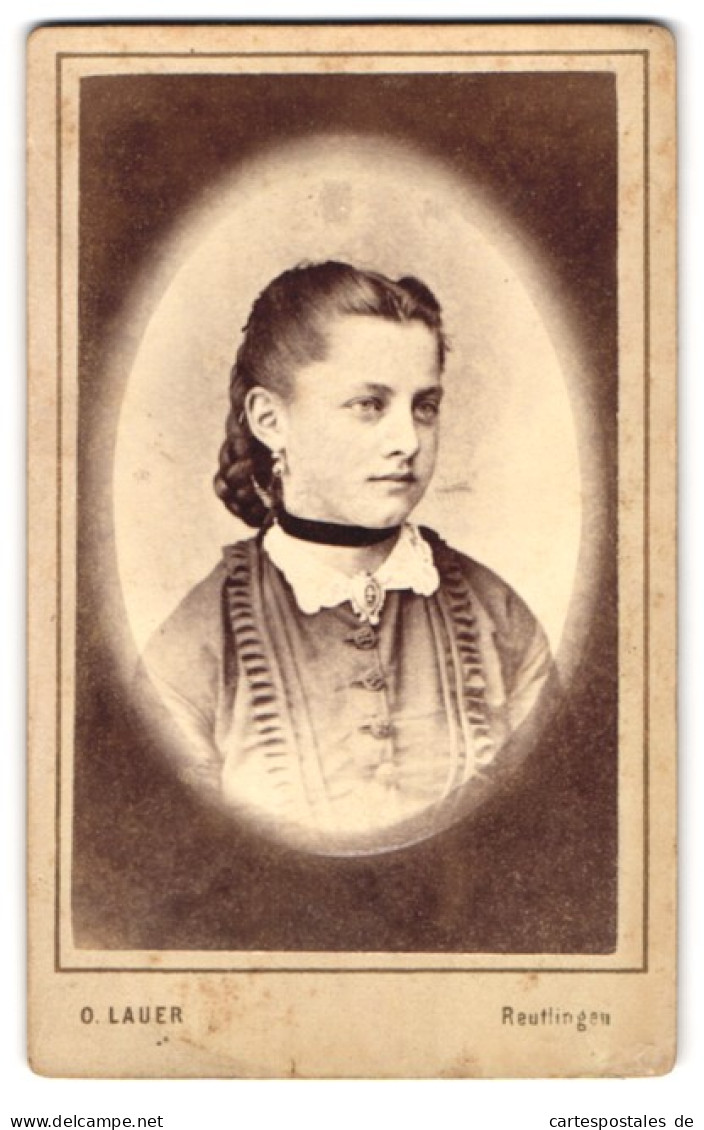 Fotografie O. Lauer, Reutlingen, Gartenstrasse 181, Junge Dame Mit Geflochtenem Haar Und Camée  - Personas Anónimos