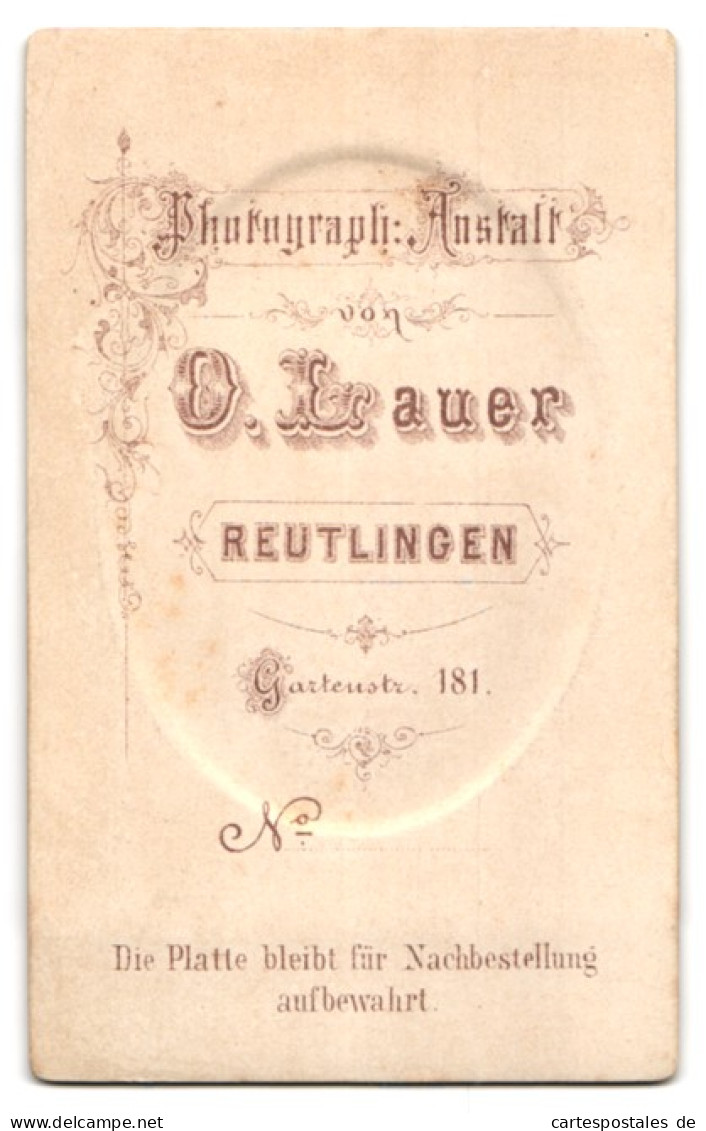 Fotografie O. Lauer, Reutlingen, Gartenstrasse 181, Bürgerliche Frau Mit Tumben Blick  - Personnes Anonymes