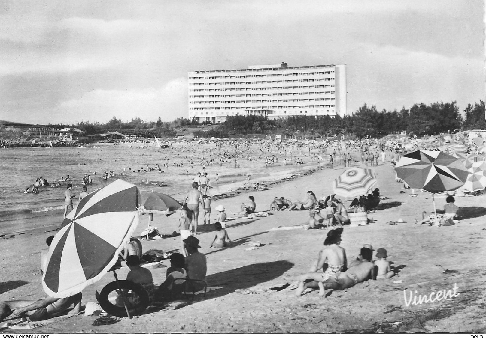 CPSM - Sénégal - DAKAR -  La Plage Et Le Grand Hôtel De N'Gor - Senegal