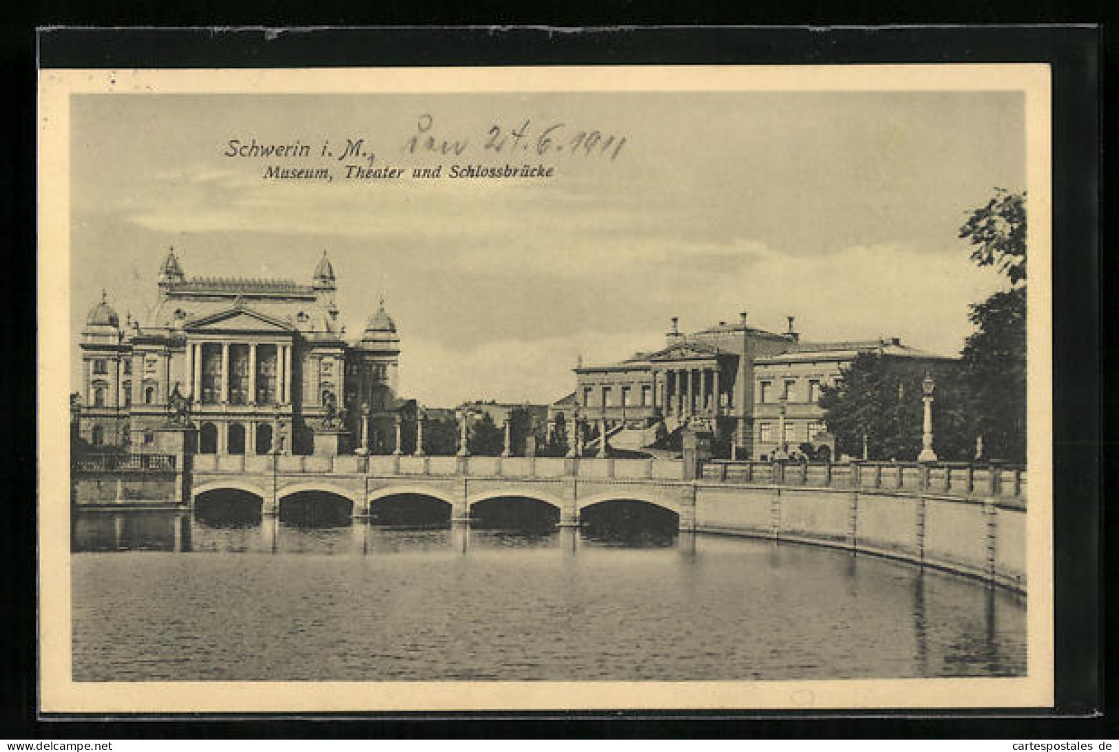 AK Schwerin I. M., Museum, Theater Und Schlossbrücke  - Teatro