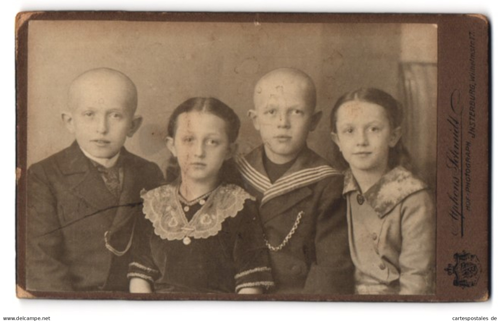 Fotografie Alphons Schmidt, Insterburg, Wilhelmstr. 17, Portrait Zwei Freche Buben & Zwei Schöne Mädchen  - Anonyme Personen