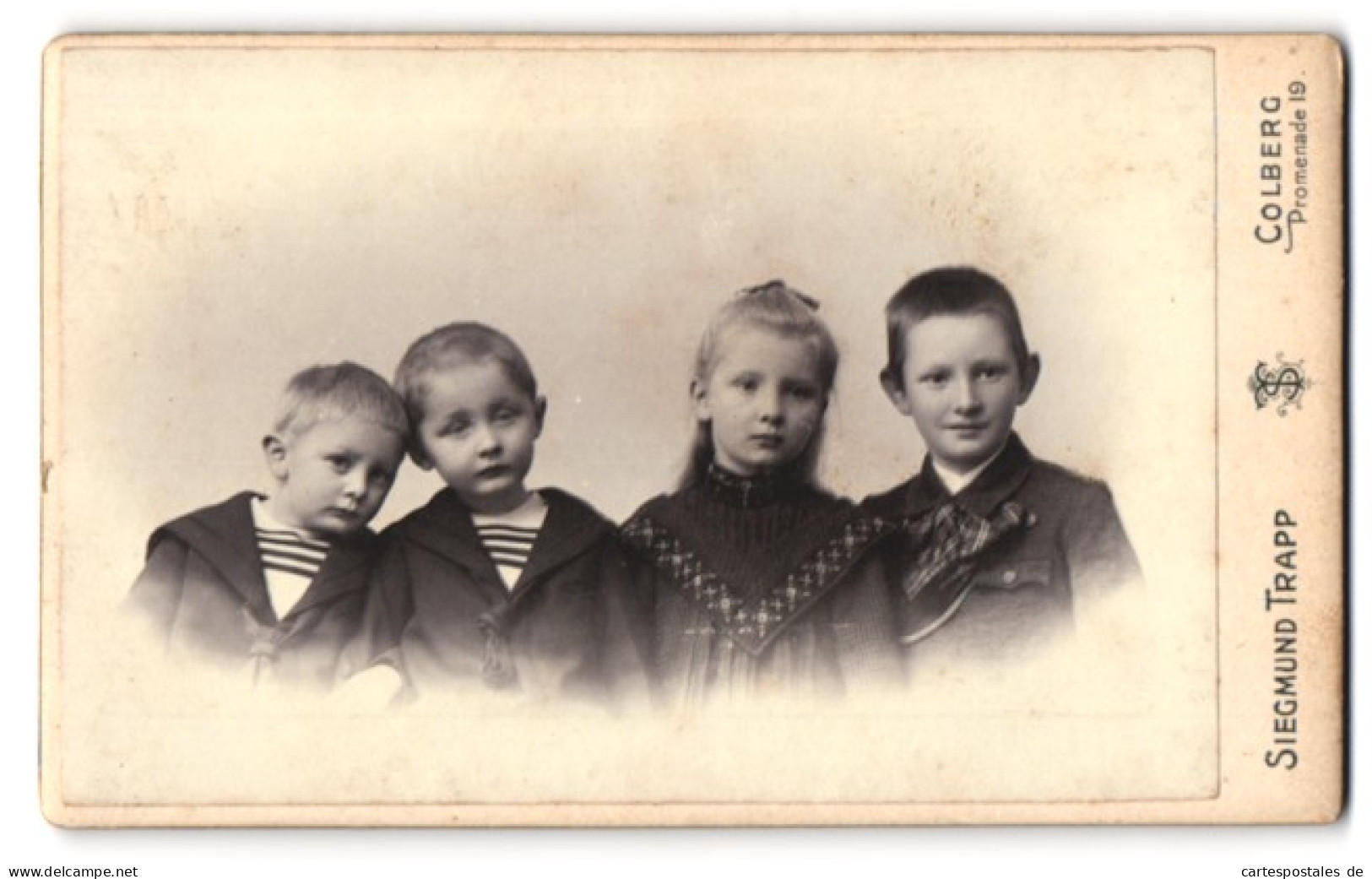 Fotografie Siegmund Trapp, Colberg, Promenade 19, Portrait Vier Niedliche Kinder In Hübscher Kleidung  - Anonyme Personen