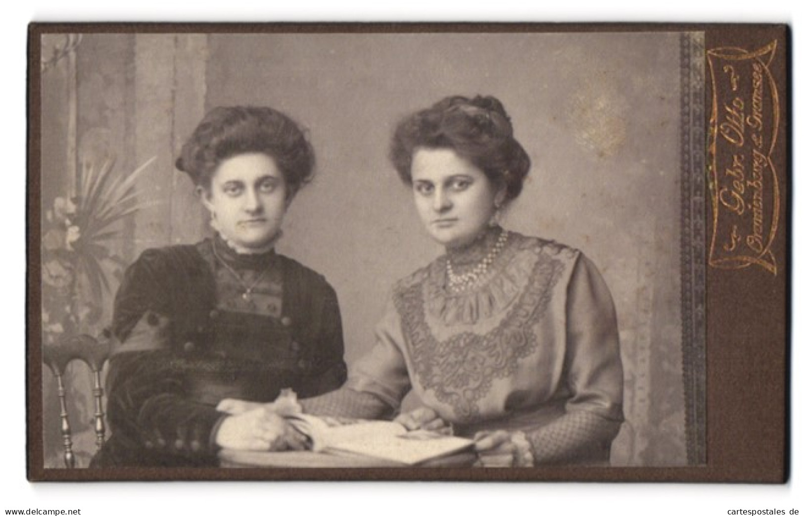 Fotografie Gebr. Otto, Oranienburg, Portrait Zwei Schöne Damen An Einem Tisch Sitzend  - Personnes Anonymes