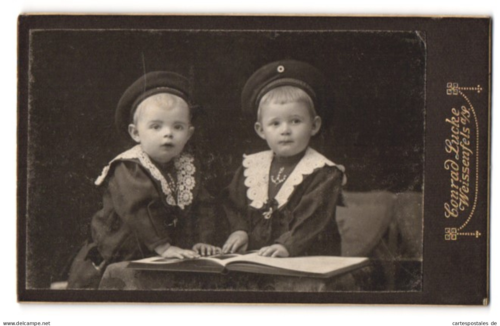 Fotografie Conrad Lucke, Weissenfels A. S., Friedrichstr. 4, Portrait Zwei Freche Blonde Buben In Matrosenanzügen  - Personnes Anonymes