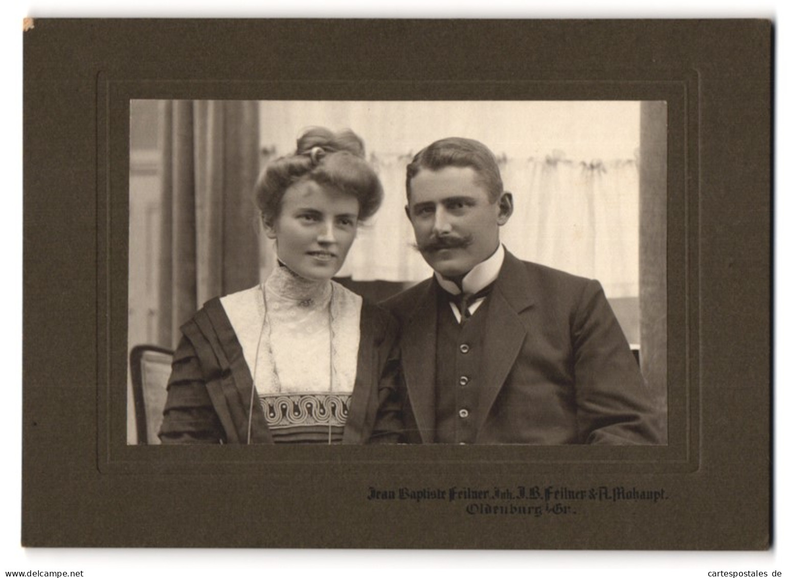 Fotografie Jean Baptiste Feilner, Oldenburg, Rosenstr. 29, Portrait Eines Elegant Gekleideten Paares  - Anonyme Personen