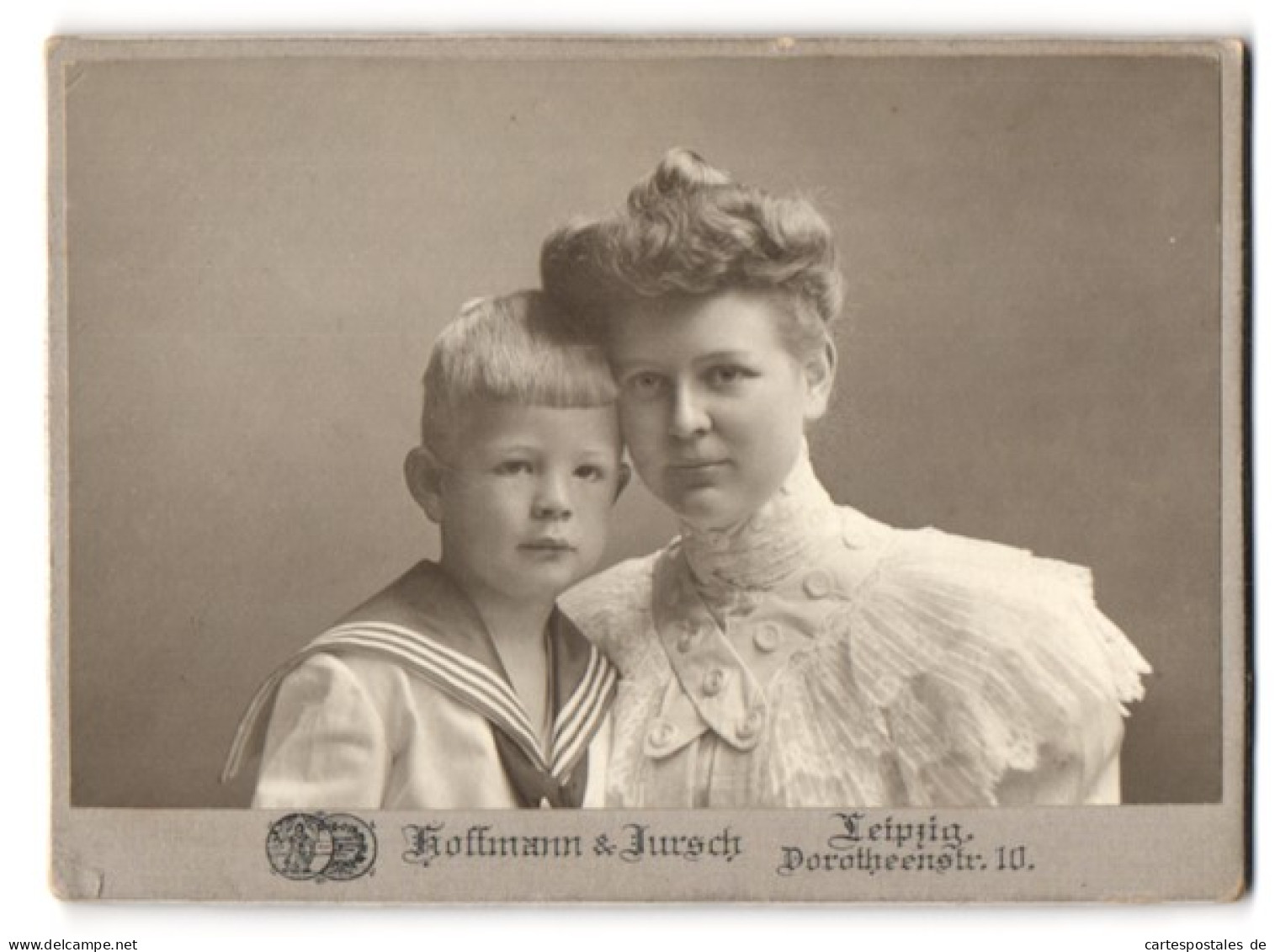 Fotografie Hoffmann & Jursch, Leipzig, Dorotheenstr. 10, Portrait Stolzer Mutter Mit Frechem Buben  - Anonyme Personen