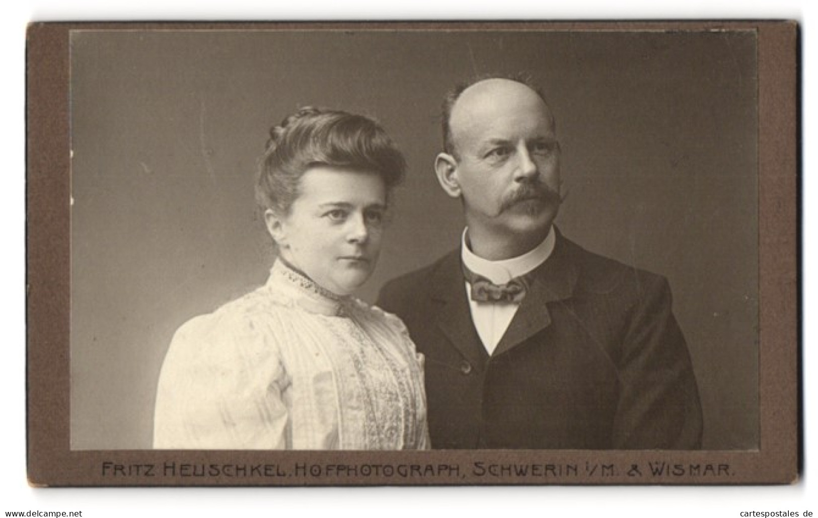 Fotografie Fritz Heuschkel, Schwerin I. M., Wismarsche Str. 34, Portrait Eines Elegant Gekleideten Paares  - Anonyme Personen